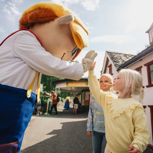 Ola tar high five med et barn