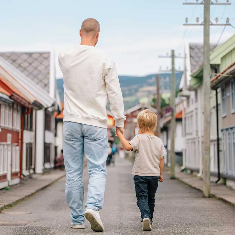Far og sønn går i Storgata i Lilleputthammer