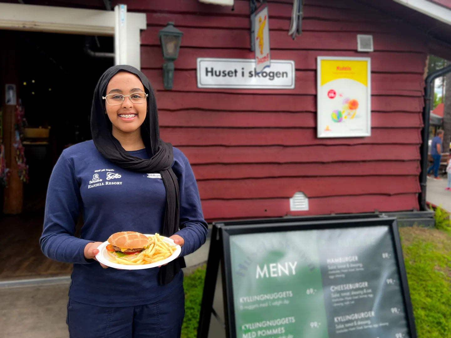 Lilleputtansatt foran huset i skogen i Lilleputthammer