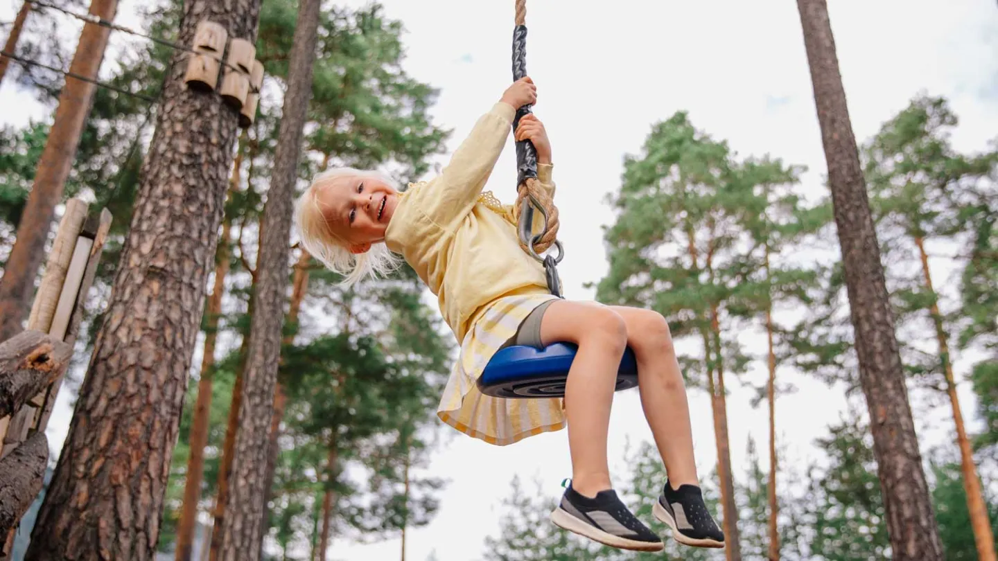 Et barn kjører zipline