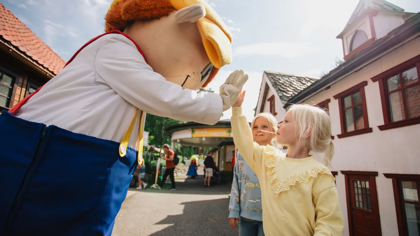 Ola tar high five med et barn