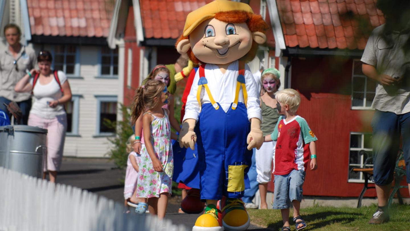 Maskot Ola i Lilleputthammer med barn