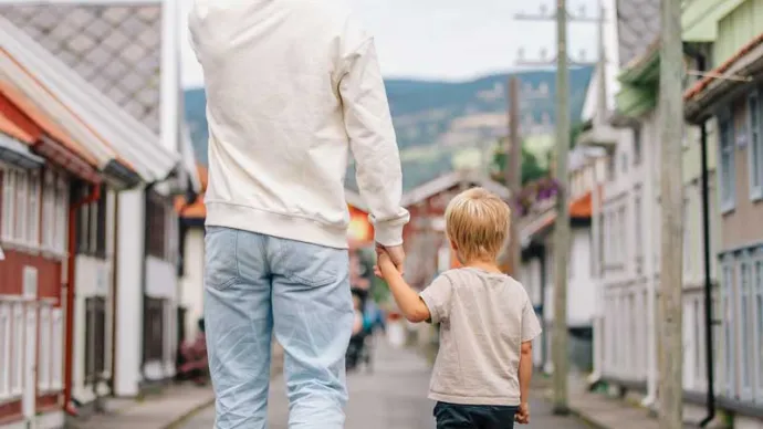 Far og sønn går i Storgata i Lilleputthammer